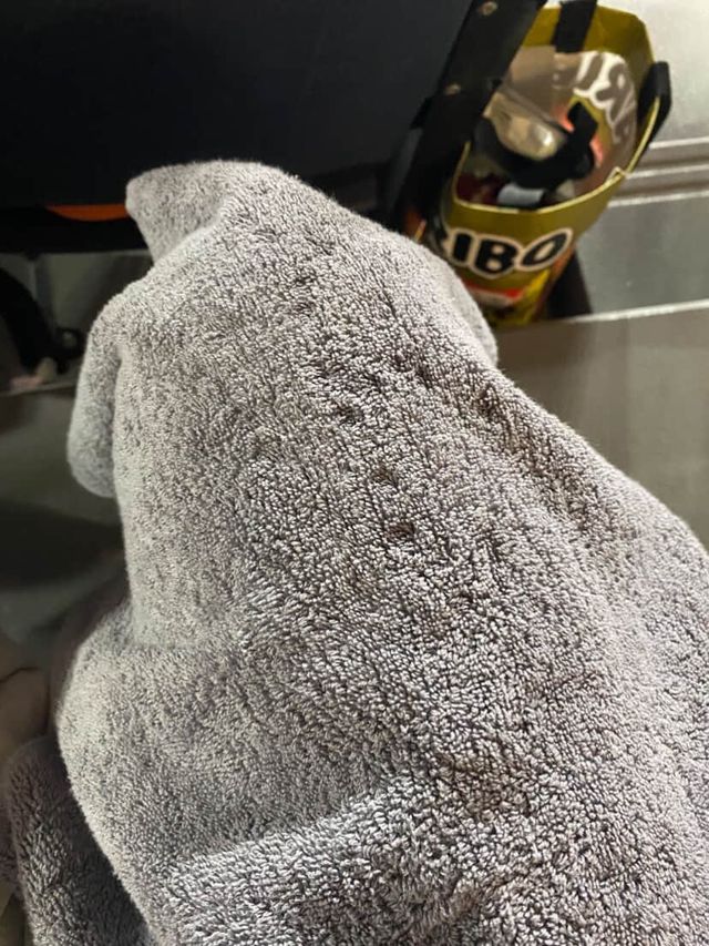 관중석에 물이 떨어지자 구장에서 준 수건