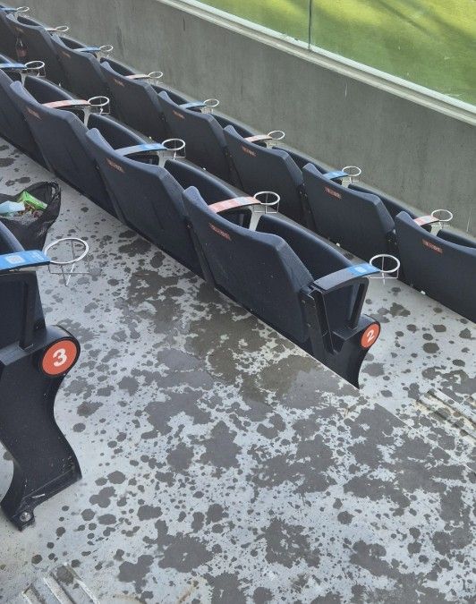 수영장 물 떨어지는 관중석