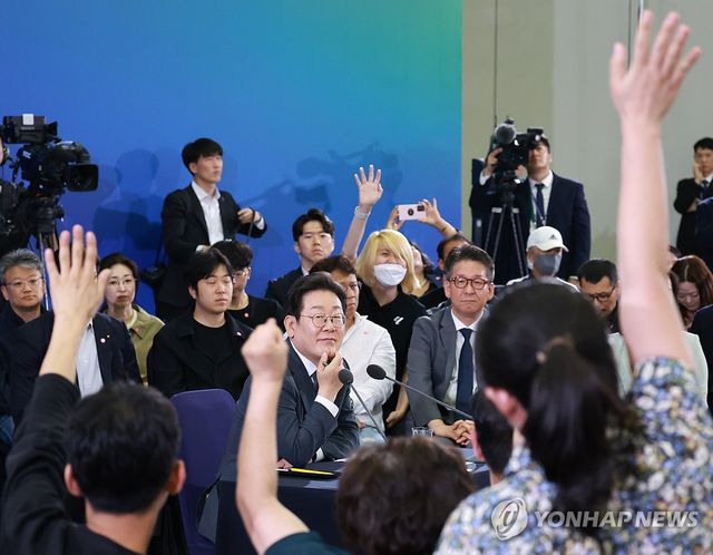 시민 질문 받는 이재명 대통령