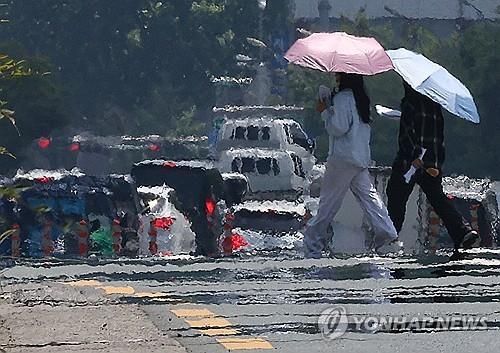 폭염에 양산은 필수