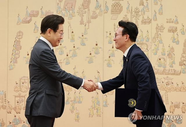 이재명 대통령, 김민석 총리 임명장 수여