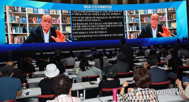 기조연설 하는 제러미 리프킨