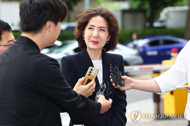 취재진 질문 듣는 이진숙 교육부 장관 후보자