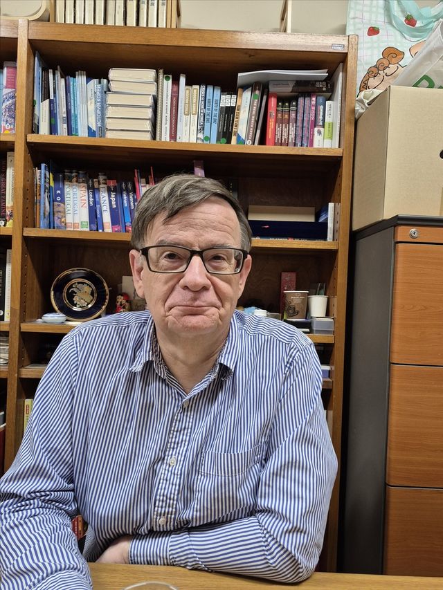 연합뉴스와 인터뷰 중인 란코프 교수 