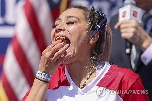 핫도그 집어삼키는 미키 수도