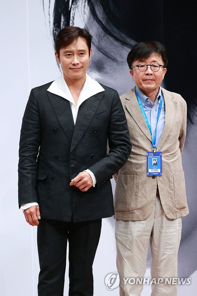 포즈 취하는 이병헌과 신철 집행위원장