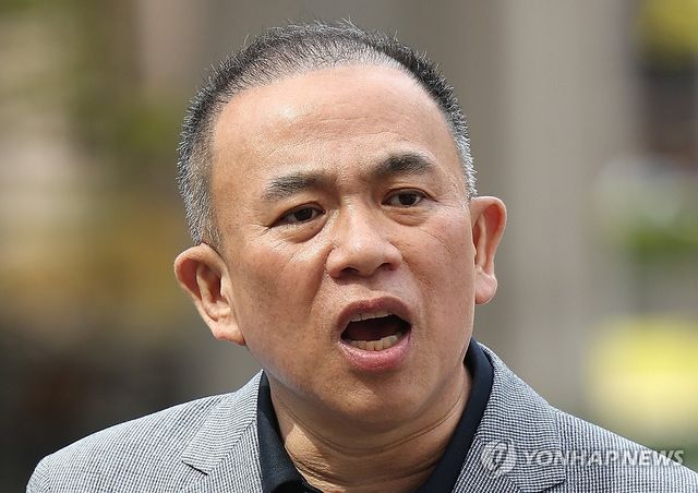 질문에 답하는 명태균 씨