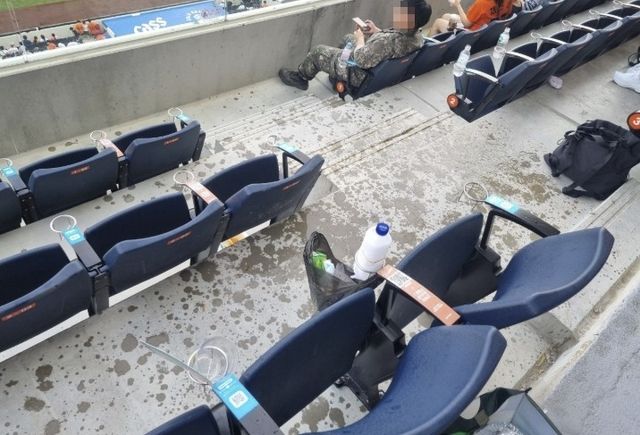 수영장 물 떨어지는 관중석