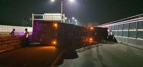 부산 관문대로에서 넘어진 트레일러