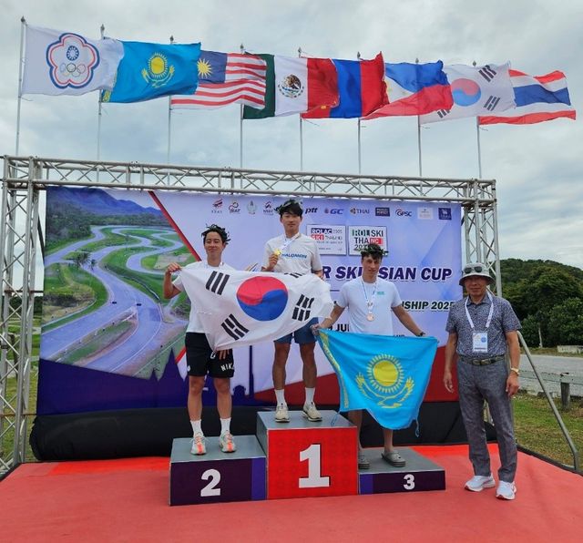 남자부 1, 2위 이건용(가운데)과 정종원(왼쪽)