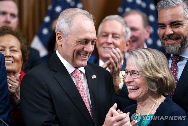 법안 통과시키고 활짝 웃는 공화당 의원들