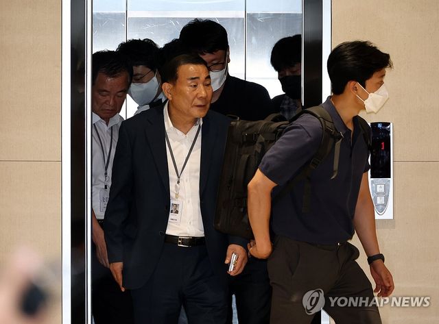 삼부토건 압수수색 중 이동하는 특검팀