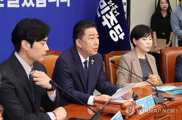 최고위원회의에서 발언하는 김병기 당 대표 직무대행 겸 원내대표