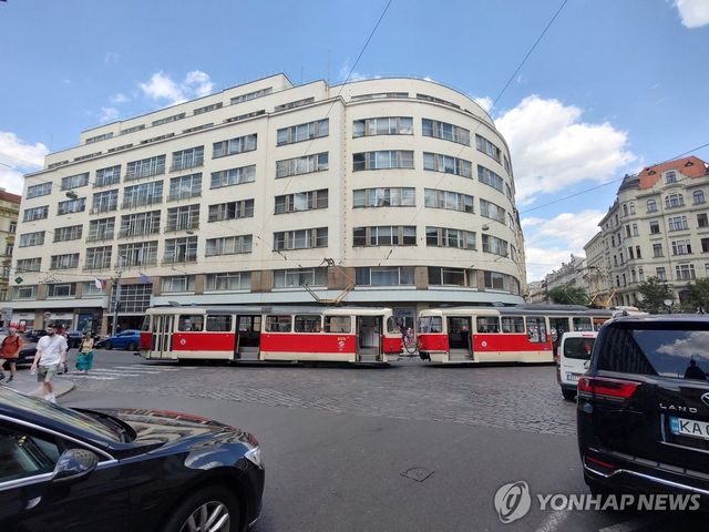 선로에 멈춘 트램