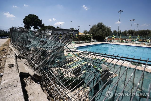 주유소 인근 스포츠센터가 피해를 입은 모습