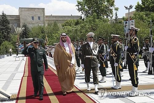 사우디 국방장관 칼리드 빈 살만이 지난 4월 이란을 방문한 모습