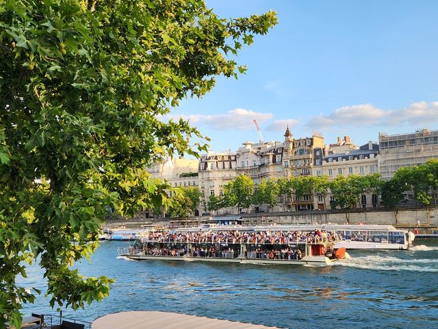센강 지나가는 유람선