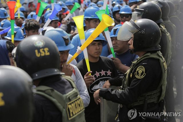3일(현지시간) 페루 국회의사당 앞에 모인 소규모 광부들