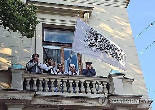 탈레반이 채택한 국기가 등장한 모스크바 주재 아프간 대사관 