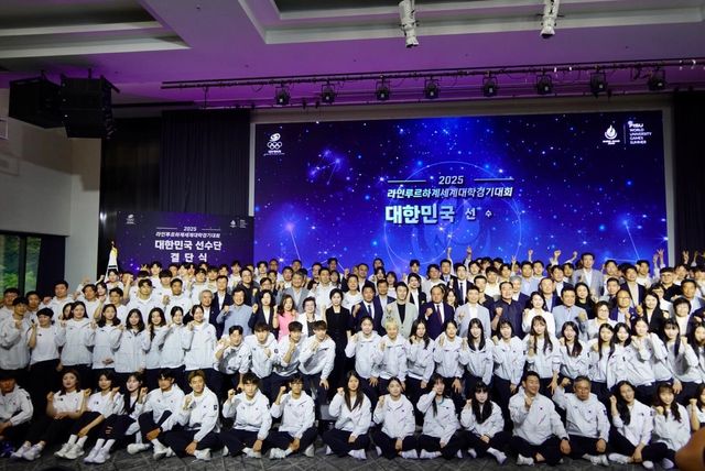 라인-루르 세계U대회 선수단 결단식에서 파이팅 외치는 참석자들