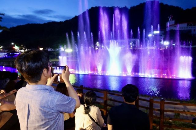 괴산군 자연울림 음악분수를 견학한 보은군 관계자들