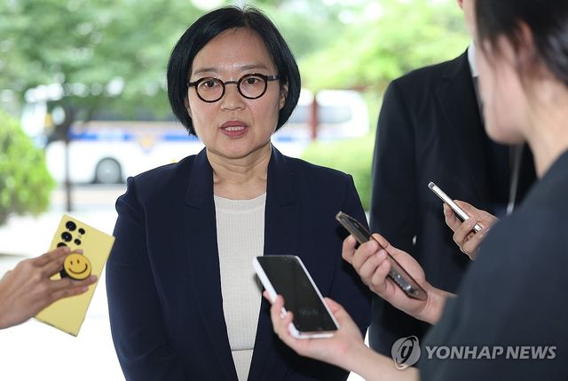 질문에 답변하는 한성숙 중기부장관 후보자