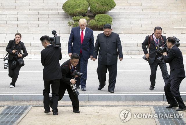 2019년 6월 30일 판문점에서 만난 트럼프와 김정은