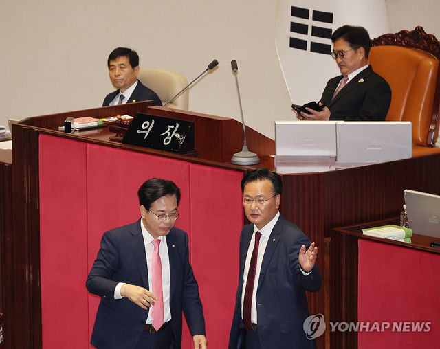 자리로 향하는 송언석-유상범