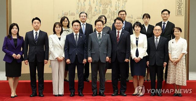 이재명 대통령, 임명장 수여 후 기념촬영