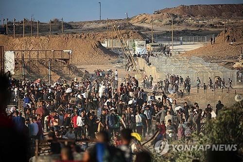 GHF 배급소에 몰려든 가자 주민들