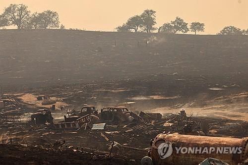 지난 2일(현지시간) 캘리포니아주에서 발생한 산불로 인해 불탄 자동차들