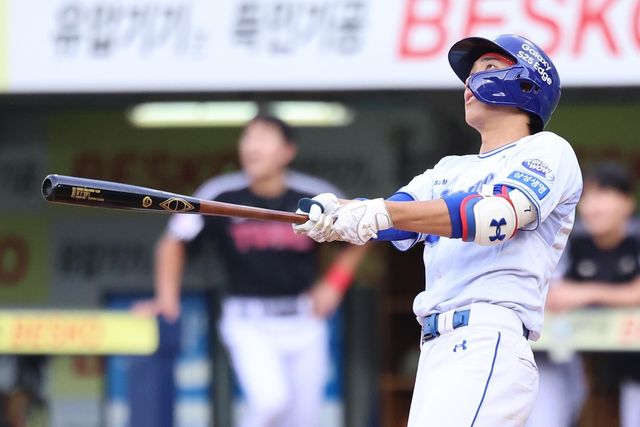 홈런 타구 바라보는 삼성의 이재현