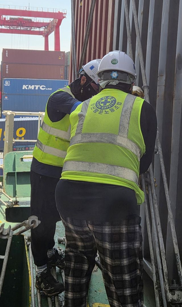 컨테이너 고정 작업하는 항만 노동자들