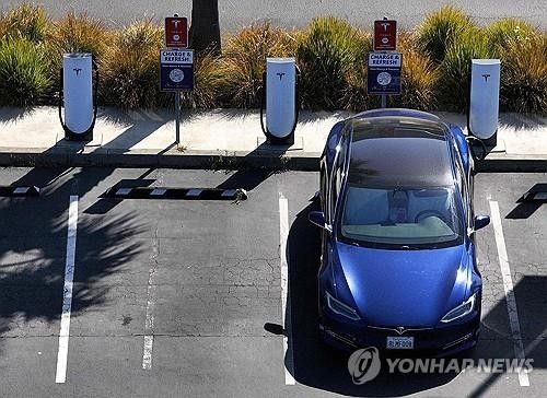 미국 주차장의 전기차