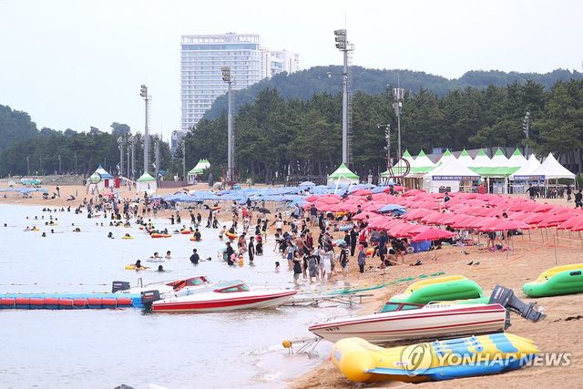 피서객으로 붐비는 속초 해수욕장