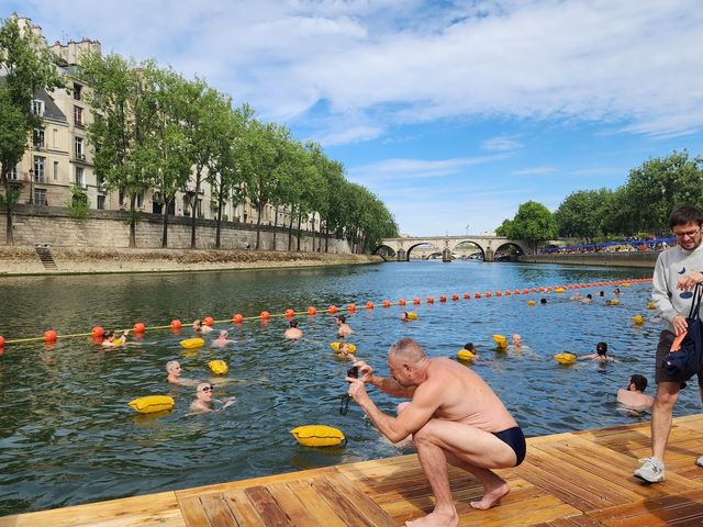 친구 사진찍어주는 남성.