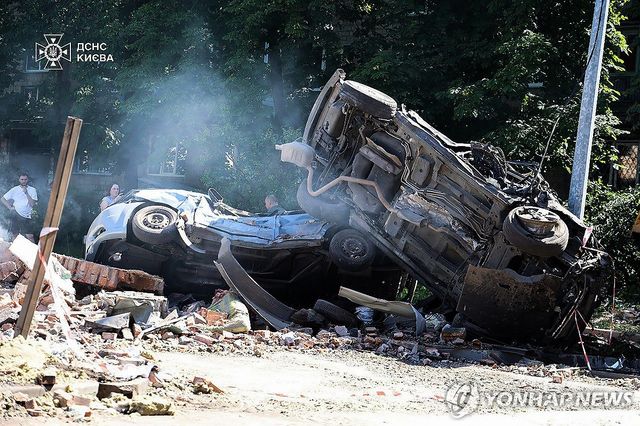 지난 4일 러시아 공습으로 부서진 차량