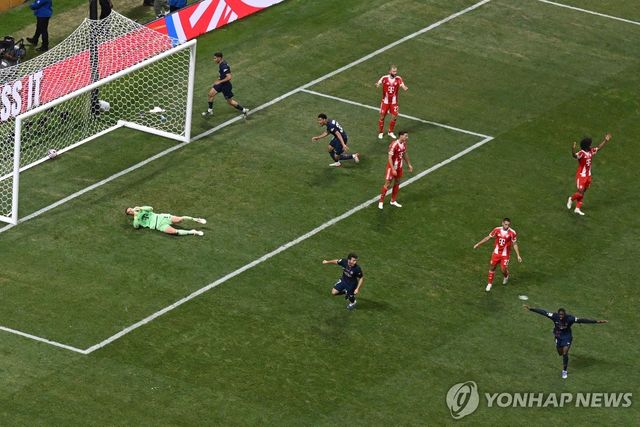 골세리머니를 펼치는 PSG 선수들
