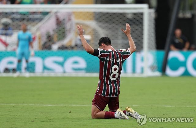 선제골을 넣은 플루미넨시 마르티넬리의 세리머니 모습.