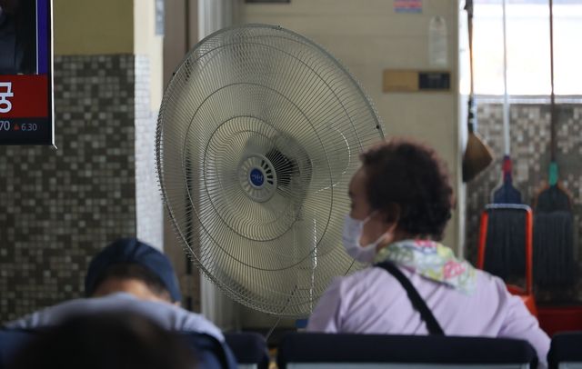 선풍기만 돌아가는 대합실 내부