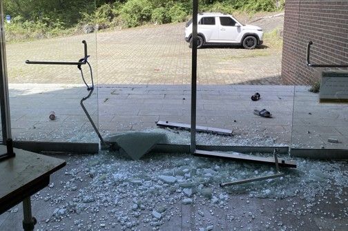 유리문 파손된 한국국제대