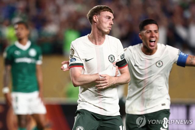 골 세리머니 하는 첼시의 콜 파머(왼쪽).