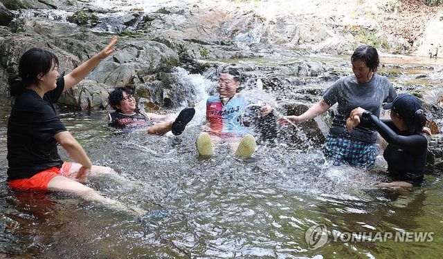 연일 폭염…계곡에서