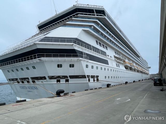 제주 강정항에 온 준모항 크루즈 '코스타 세레나호'