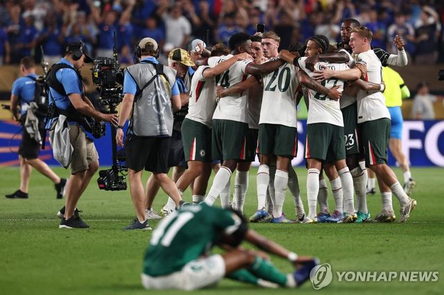 파우메이라스에 승리한 뒤 기쁨을 나누는 첼시 선수들.