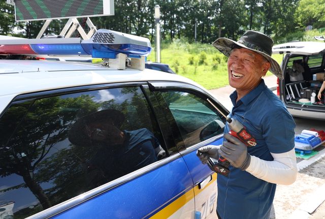 수리 중인 황동진 대표