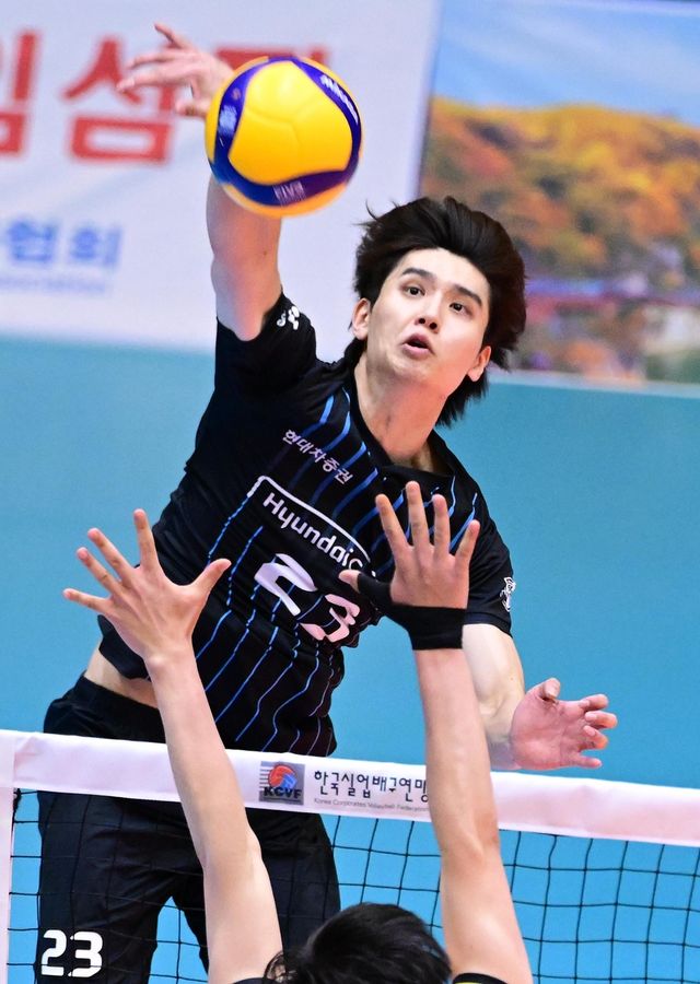 스파이크하는 현대캐피탈의 이승준