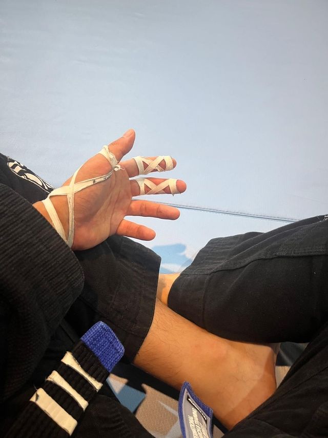 주짓수를 즐기는 오손도손 작가의 손