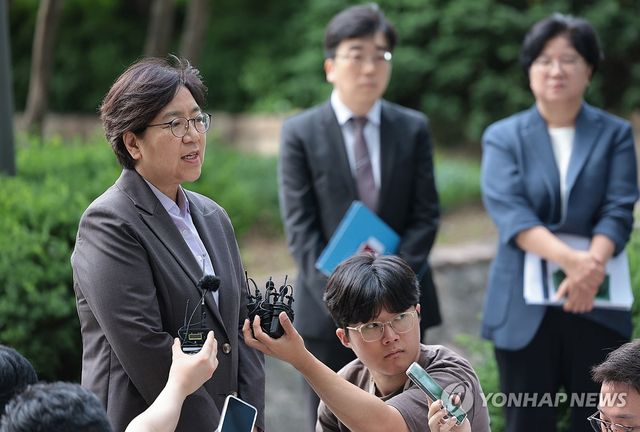 첫 출근하며 질문에 답하는 정은경 장관 후보자