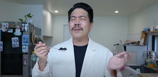 유튜버 '헌터퐝'은 러브버그를 직접 채집해 찌고, 굽고, 부쳐 먹는 영상을 지난 3일 올렸다. 영상은 5일 현재 60만회 넘는 조회수를 기록했다. [유튜버 '헌터퐝' 영상 캡쳐]